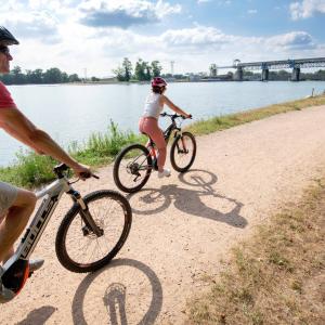 Radfahrer entlang des Rheins ©ETB - J.Kauffmann